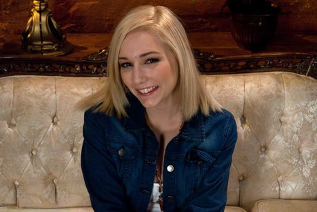 Blonde American Rylie Richman strips her lingerie and toys her hungry pussy