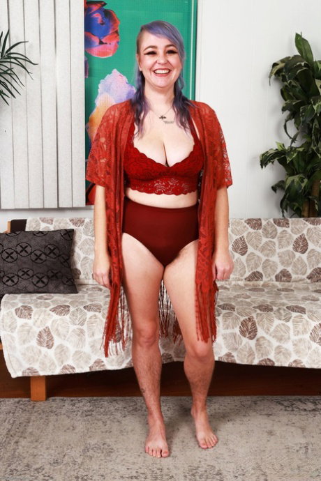 Caucasian chick Bratty Wolfie covers her hairy pussy with her bare legs