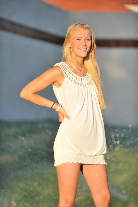 Amateur babe Liz doffs her dress and exposes her lovely body in the back yard