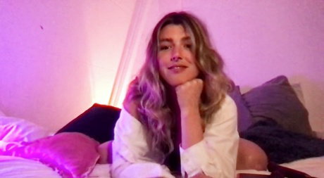 Sexy British solo girl Gia G plays with her pretty feet before masturbating