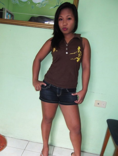 Filipina beauty Jo Ann Soriano strips naked and exposes her lovely booty