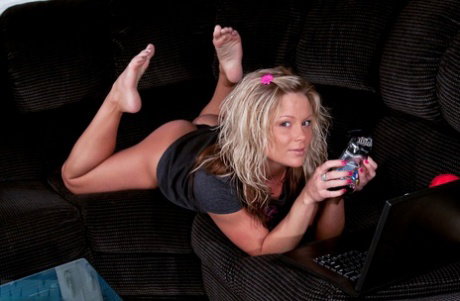 Blonde solo girl Meet Madden highlights her tight ass and pretty feet