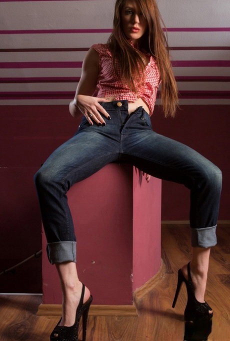 Brunette sweetie Samantha Bentley takes down her jeans and flaunts her twat