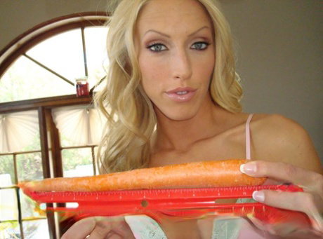 Blonde MILF showing her oral sex skills with some vegetables and fruits