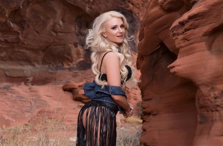 Amateur blonde Veronika Skylee unveils tiny tits & shows hot ass in the desert