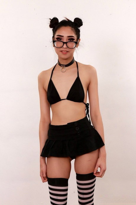 Geeky teen Eva Yi gets down on her knees for blowbang action