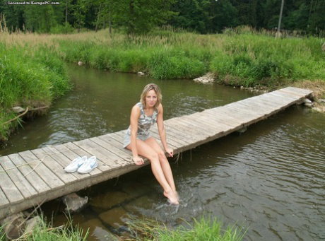 Playful amature teen babe with tiny tits enjoys her body outdoor