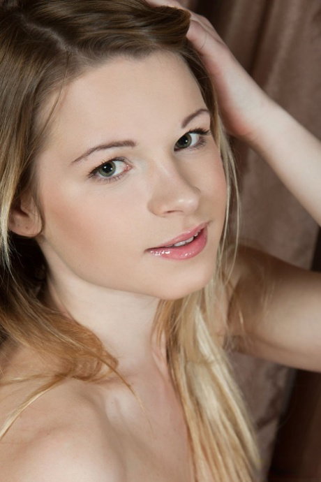 Young girl Malinda shows off her bare ass and pussy in her bare feet