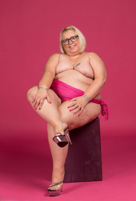 Blonde amateur Lexie Cummings displays her overweight body in high heels