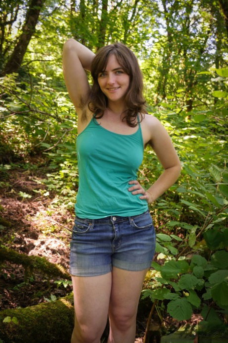 Amateur chick uncovers big naturals before playing with her beaver in woods