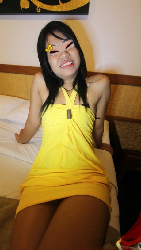 Pattaya beach girl Gay has POV sex with a sex tourist on a bed