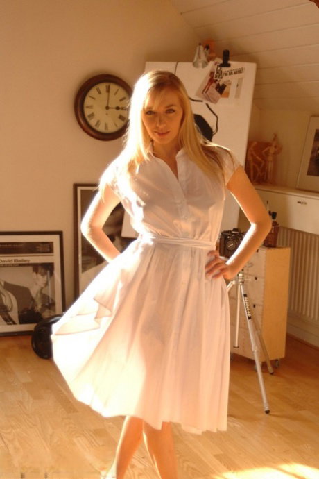 British amateur Hayley Marie Coppin set her great tits free of a summer dress