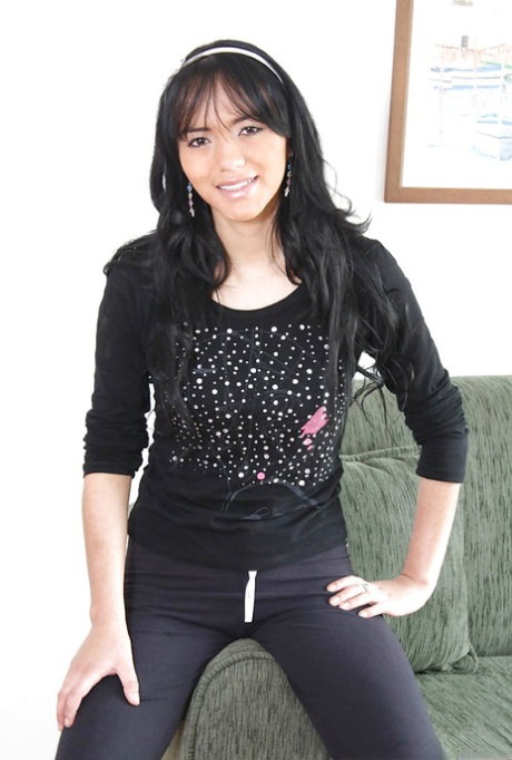 Maria Jose loves spreading sissy and masturbating really hard