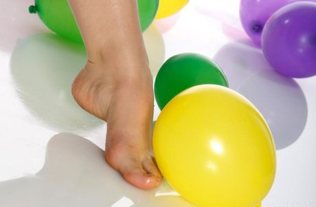 Leggy teen Luna displays her shiny body amid balloons while totally naked