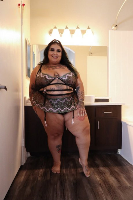 Sensual fatty Jaidyn Venus presents her big boobs and fat ass before toying