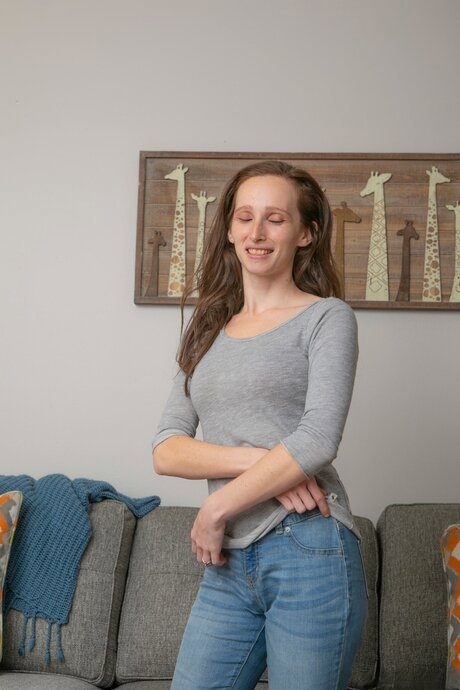 Amateur solo girl shows her naked butt and pussy after removing jeans