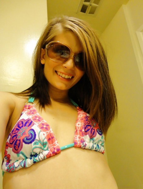 Teen babe in sun glasses Sensi Pearl poses naked in front of the mirror