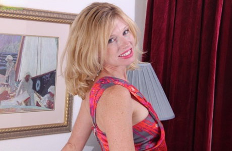 Masturbating mature slut Holly Jones is shoving her fingers inside her cunt