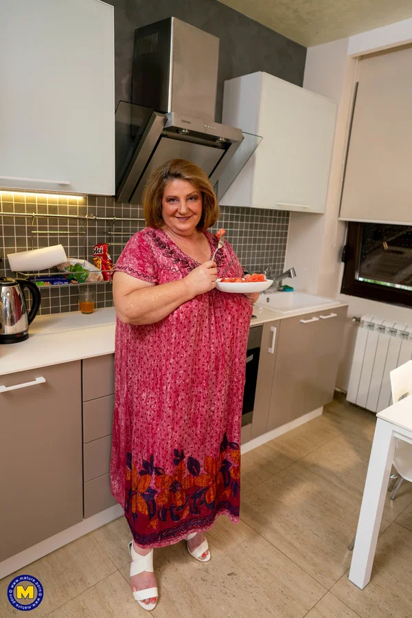 Mature NL Jana, Mugur  - BBW, Mature, Chubby, Curvy, Skirt, Dress, Thick, Amateur, Kitchen, High Heels  - Photo 2