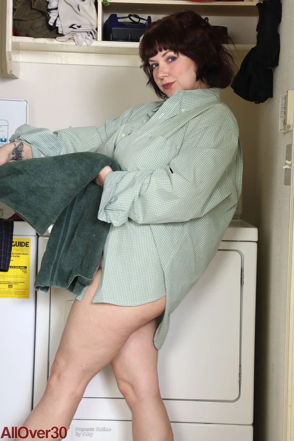 30 plus plumper Satine gets totally naked while doing laundry  - Mature, Chubby, Saggy Tits, Curvy, BBW, Thick, Amateur, Panties, Spreading, Brunette  - Photo 3
