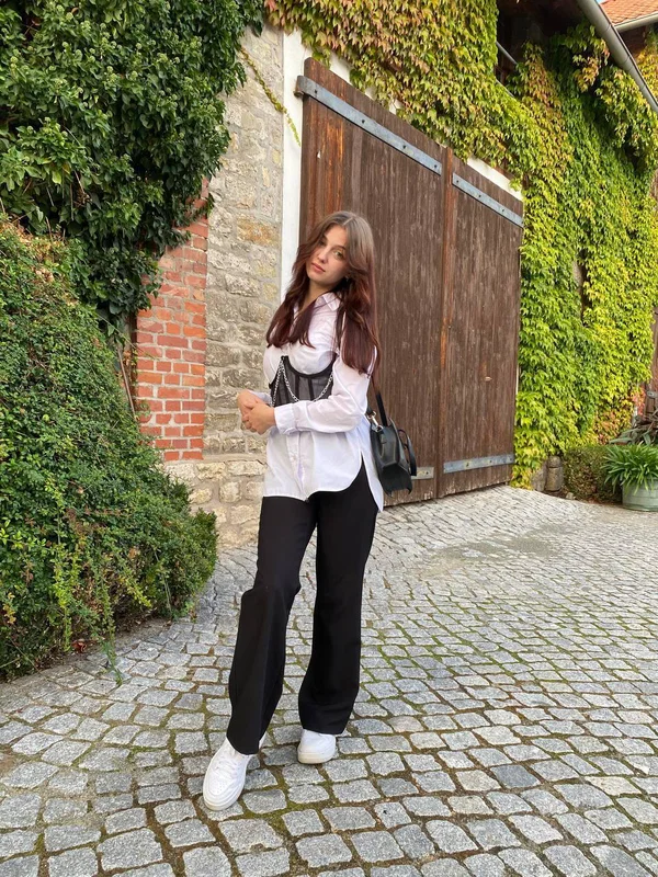 OnlyFans Yoour Priincess Yoour Priincess  - Public, Selfie, Outdoor, Glasses, Skirt, Non Nude, Babe, Beautiful, Solo, Glamour  - Photo 11
