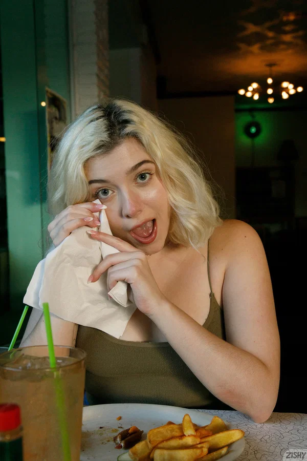 Zishy Gia Ohmy  - Amateur, White, Petite, Beautiful, PAWG, Jeans, Cute, Ass, Legs, Short Hair  - Photo 8