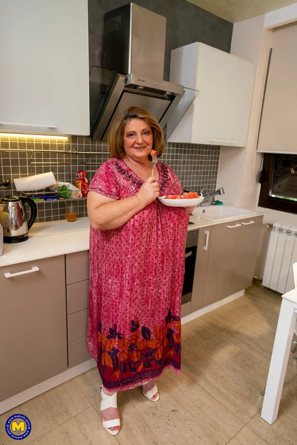 Mature NL Jana, Mugur  - BBW, Mature, Chubby, Curvy, Skirt, Dress, Thick, Amateur, Kitchen, High Heels  - Photo 3
