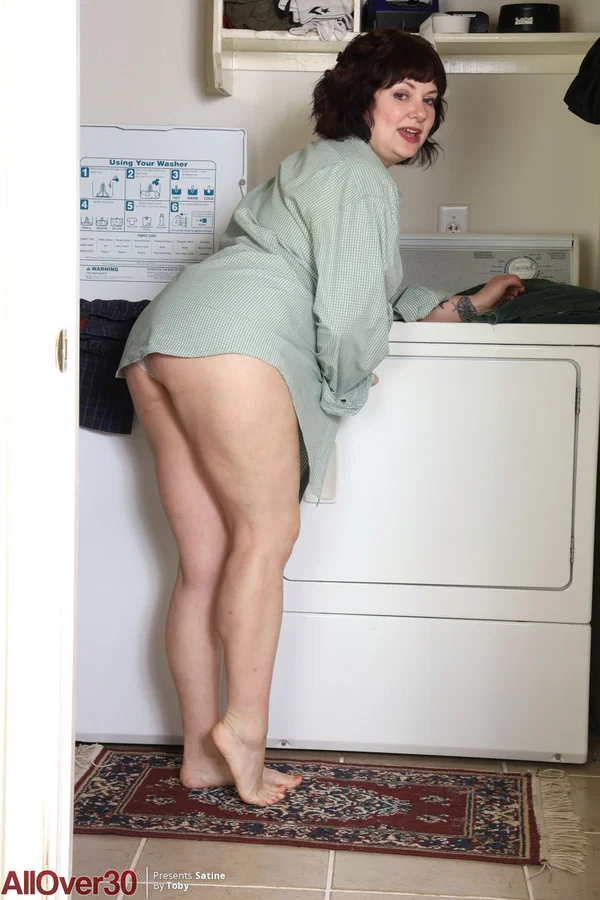 30 plus plumper Satine gets totally naked while doing laundry  - Mature, Chubby, Saggy Tits, Curvy, BBW, Thick, Amateur, Panties, Spreading, Brunette  - Photo 4
